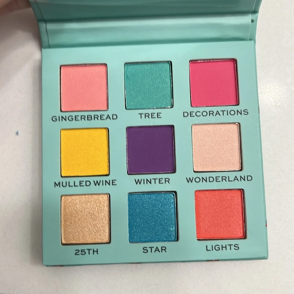 Friends x Revolution eyeshadow palette - Picture 3 of 4